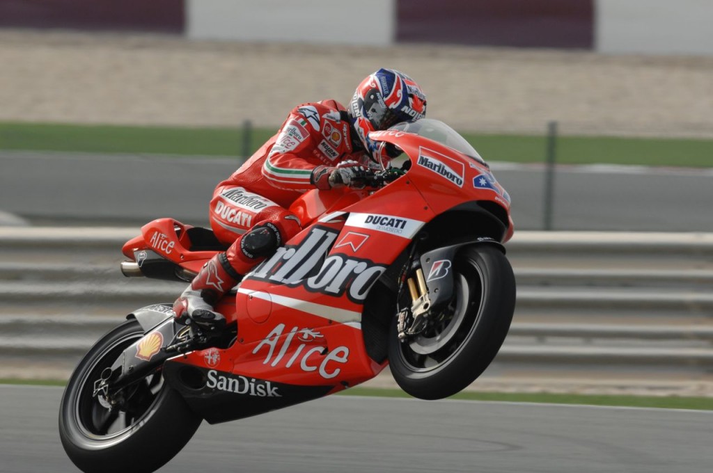 Un'impennata di Casey Stoner.