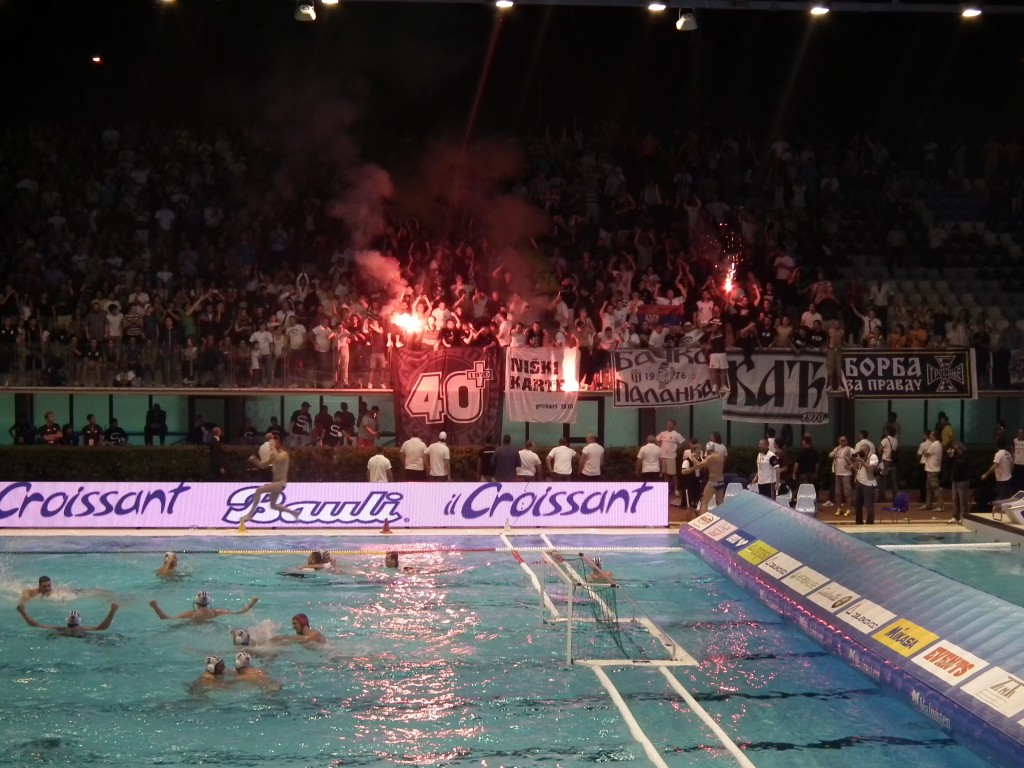 L'estasi di giocatori e tifosi del Partizan allo Stadio del Nuoto di Roma (FOTO SIMONE PIEROTTI)